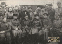 После вручения медалей &laquo;За оборону Ленинграда&raquo;, август 1943 г., ст. Борисова Грива (6-ой слева стоит А. И. Черепанов)